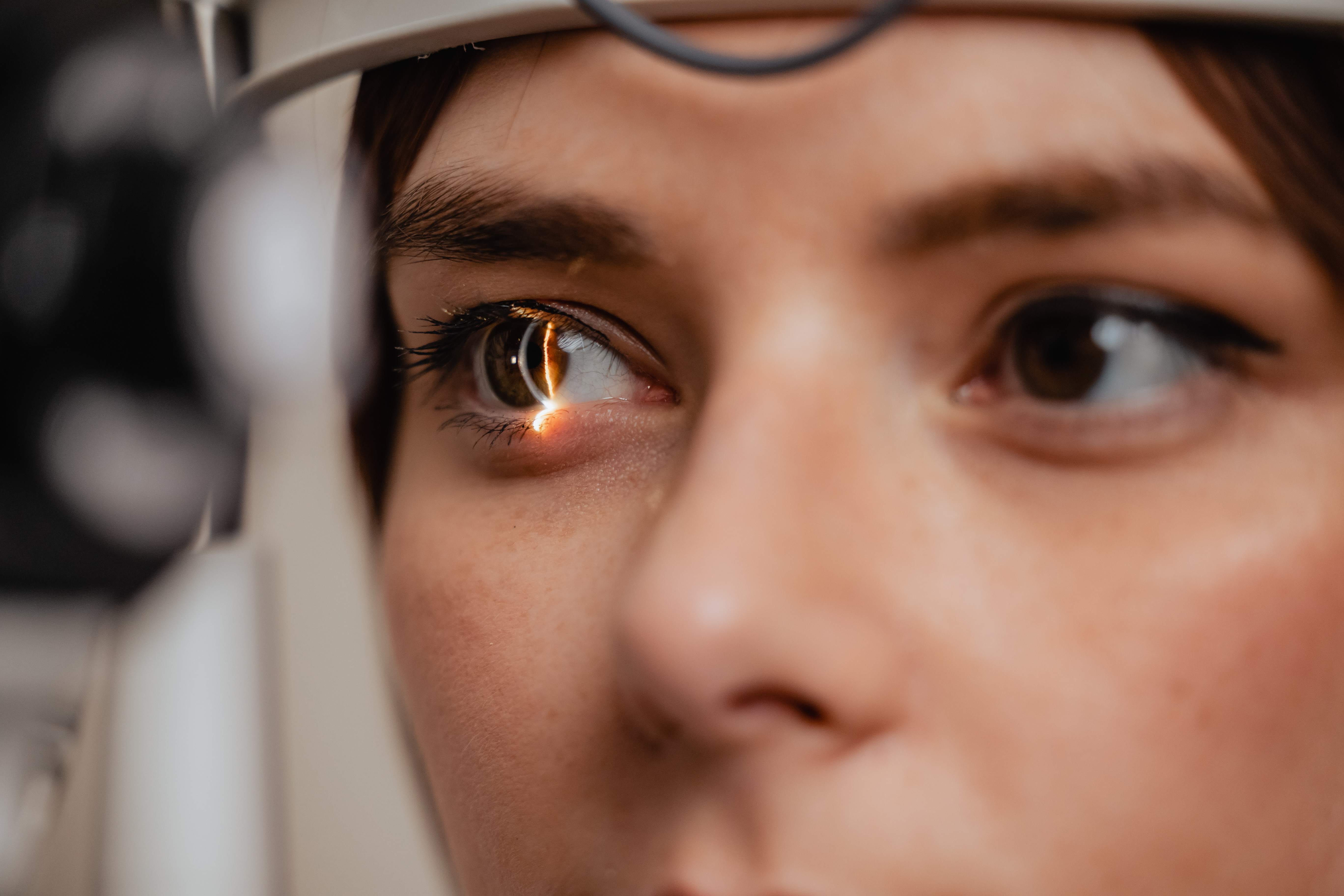 LensOnline employee getting their eye scanned