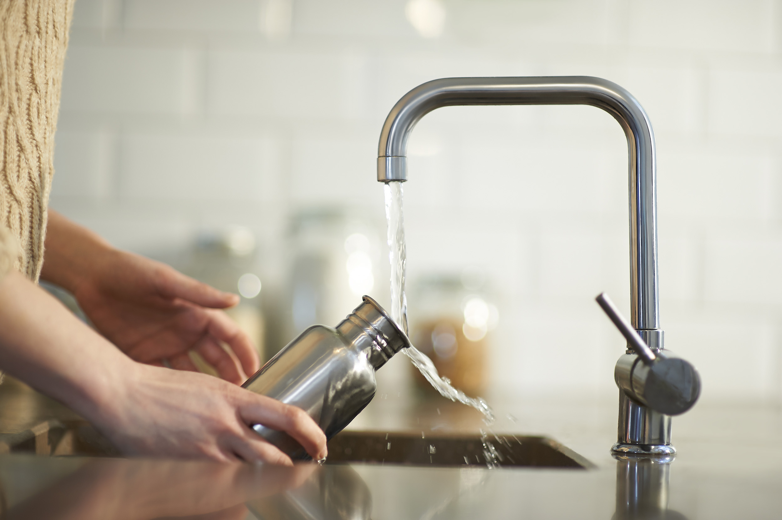Aquafin image, filling a reusable bottle with tap water