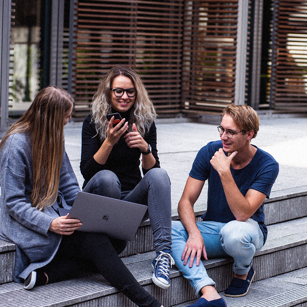 Vlerick students sitting on the floor and talking to each other